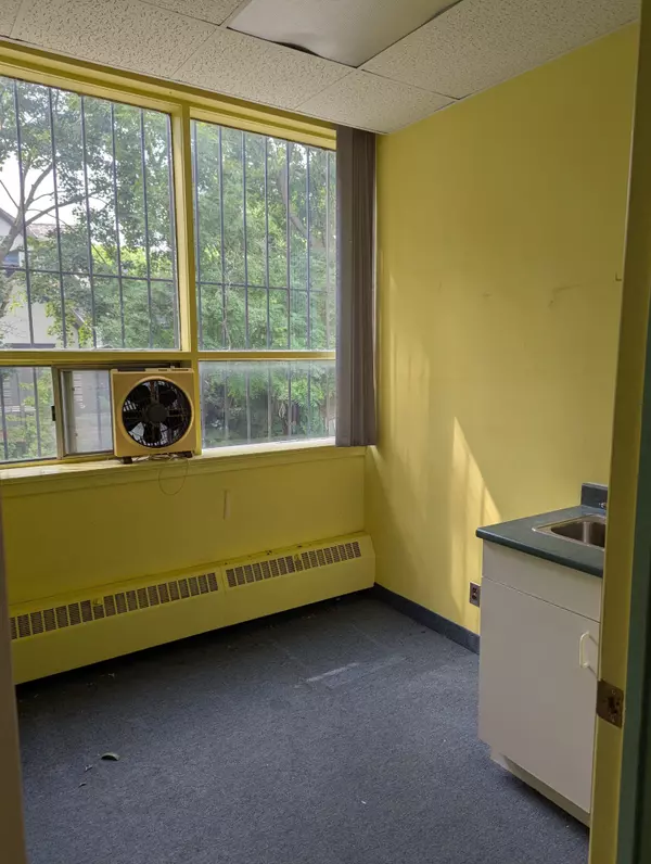 Toronto W07, ON M8X 1E2,3269 Bloor ST W #205