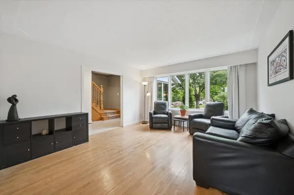 Kitchener, ON N2B 3M6,18 Westchester PL