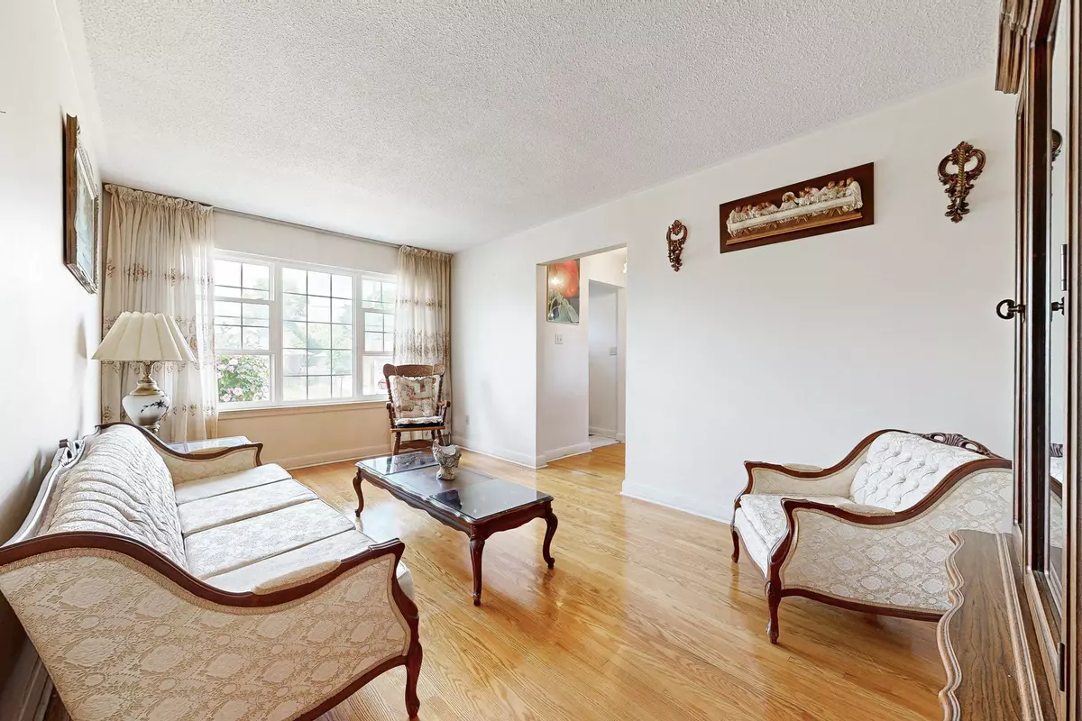 Toronto W10, ON M9W 2V4,27 Hinton RD