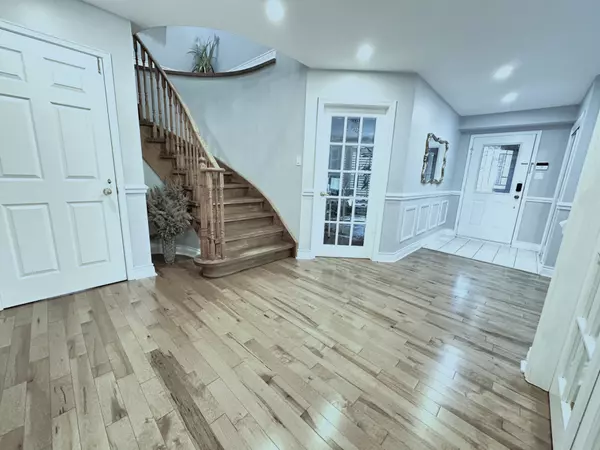 Aurora, ON L4G 6P9,192 Covent CRES