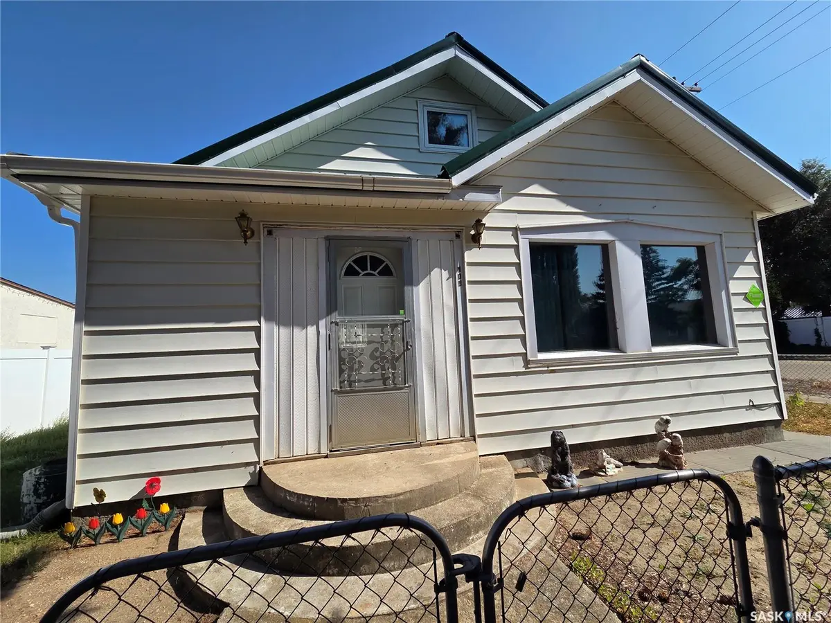 105 3 STREET E, Fox Valley, SK S0N 0V0