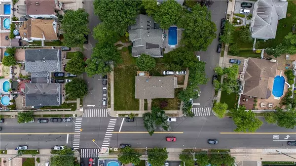 Staten  Island, NY 10309,669 Bloomingdale RD