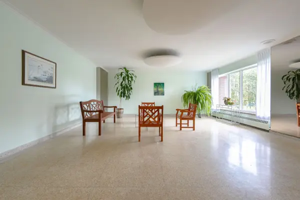 Toronto E04, ON M1K 2C9,800 Kennedy RD #212