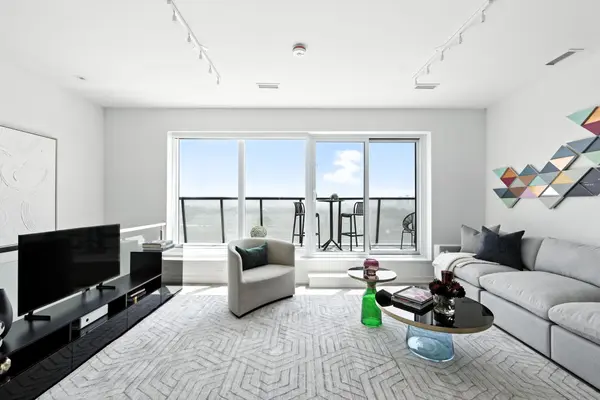 863 St Clair AVE W #808, Toronto C02, ON M6C 1C4