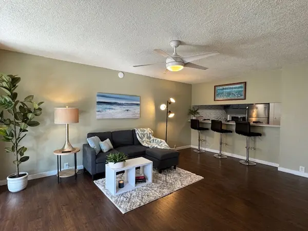 Kailua-kona, HI 96740,75-5669 KUAKINI HIGHWAY #2103