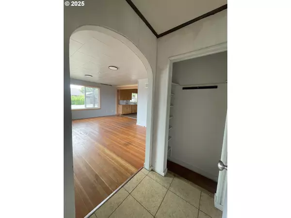 Bandon, OR 97411,890 2ND ST SE