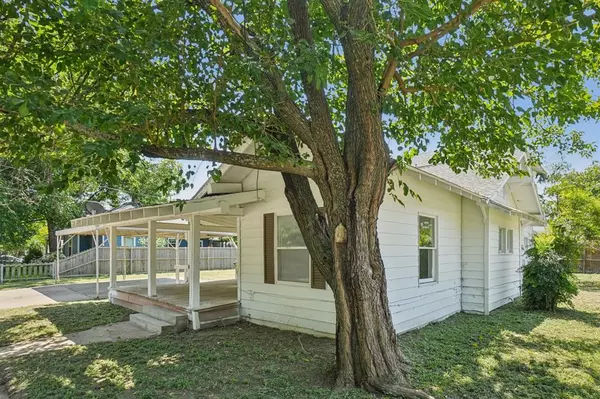 Cleburne, TX 76033,302 S Wood Street #1