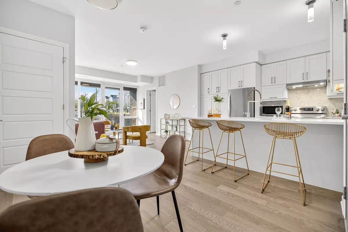 Oakville, ON L5M 5K6,3028 Creekshore Common #113