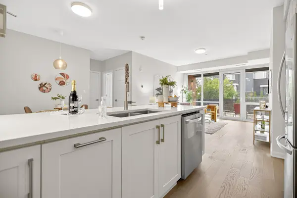 Oakville, ON L5M 5K6,3028 Creekshore Common #113