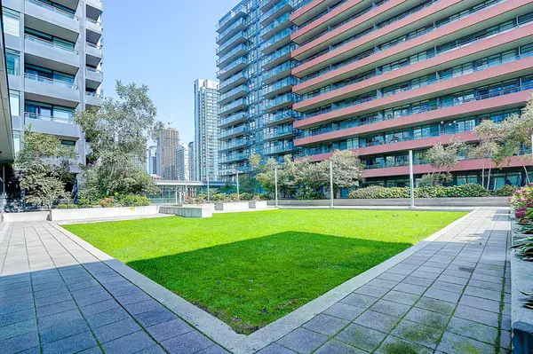 Toronto C01, ON M5V 3Z1,25 Telegram Mews #1612