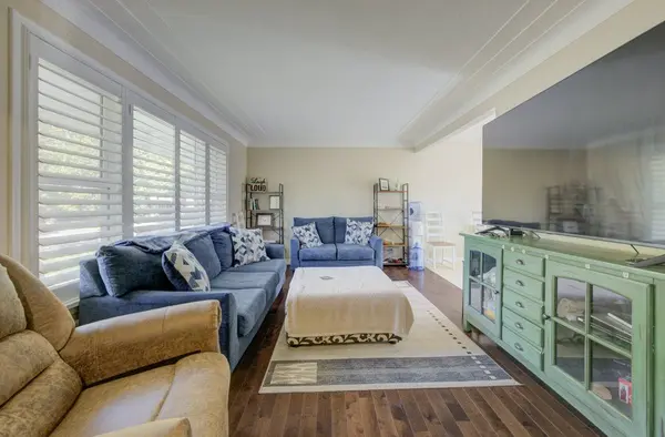 Niagara Falls, ON L2G 6Y6,8568 Champlain DR