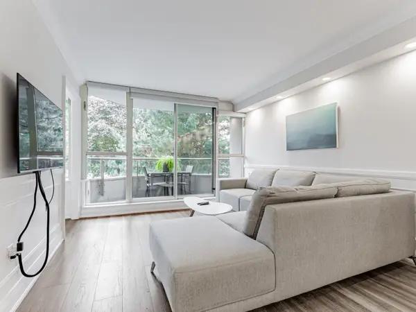 Vaughan, ON L4J 7Z9,7 Townsgate DR #211