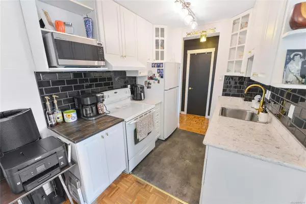 Victoria, BC V8V 1S9,647 Michigan St #502