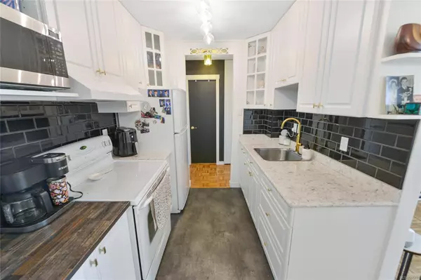 Victoria, BC V8V 1S9,647 Michigan St #502