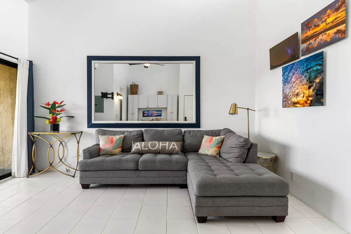 Kailua-kona, HI 96740,75-5863 KUAKINI HIGHWAY #340