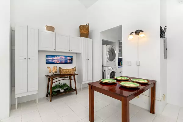 Kailua-kona, HI 96740,75-5863 KUAKINI HIGHWAY #340