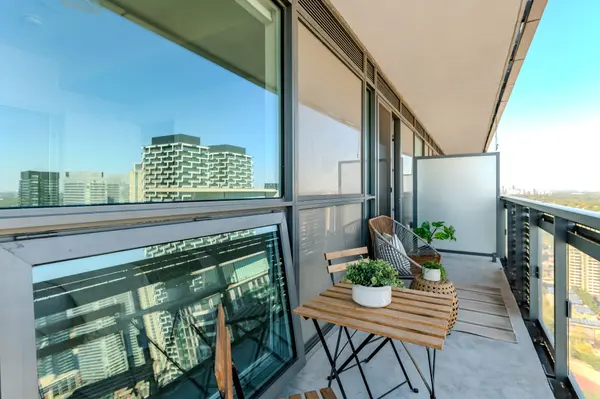 Toronto C10, ON M4P 0G1,39 Roehampton AVE #2902