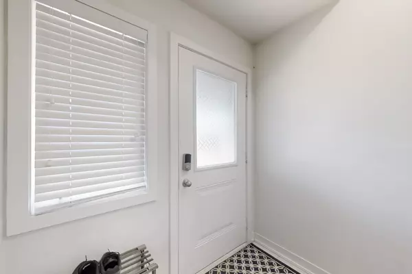 Hamilton, ON L8E 0K5,590 North Service RD #59