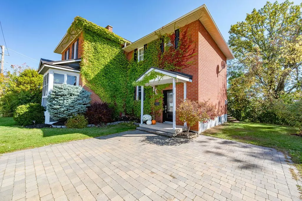 Renfrew, ON K7V 3S5,7 Hincks AVE W