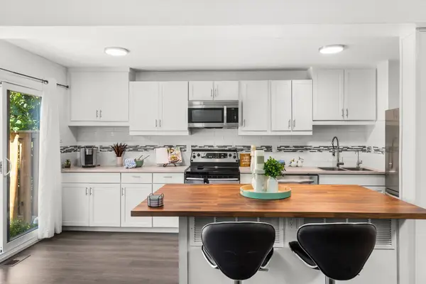 Whitby, ON L1N 9B1,1610 Crawforth ST #60