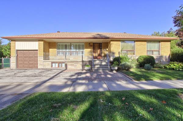 79 Sun Row DR, Toronto W09, ON M9P 3H9