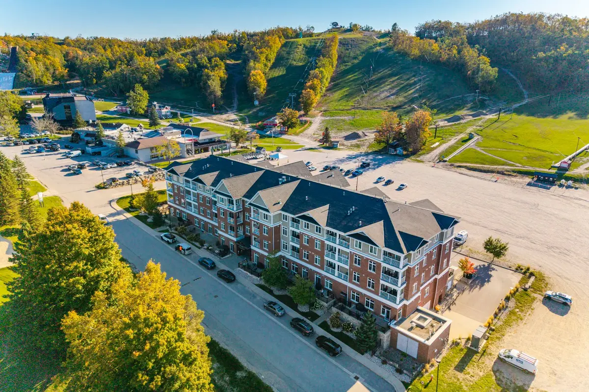 Oro-medonte, ON L4M 4Y8,40 Horseshoe BLVD #207