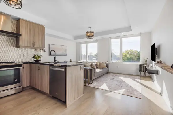 Aurora, ON L4G 3G5,600 Alex Gardner CIR #114