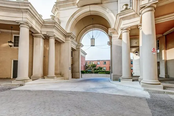 Toronto W06, ON M8V 3X9,2285 Lake Shore BLVD W #506