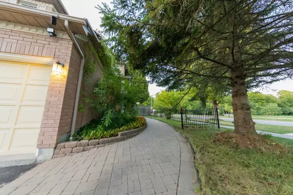 Whitby, ON L1P 1N2,2 Randolph AVE