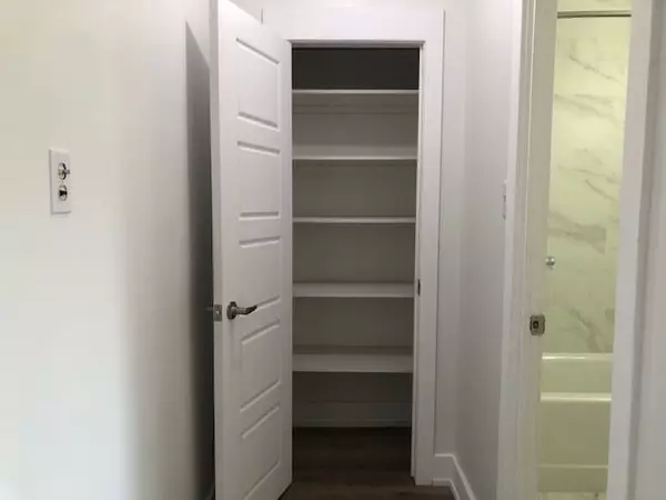 Oshawa, ON L1G 4W3,945 Simcoe ST N #103