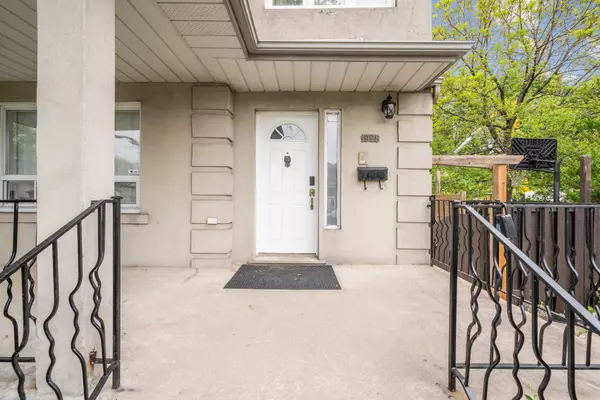 Toronto W04, ON M9N 1H2,1928 Lawrence AVE W