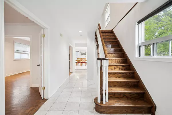 Toronto W04, ON M9N 1H2,1928 Lawrence AVE W