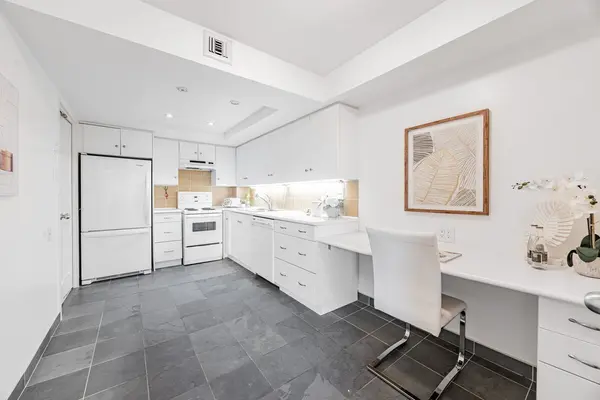 Toronto C02, ON M4W 3P5,900 Yonge ST #501