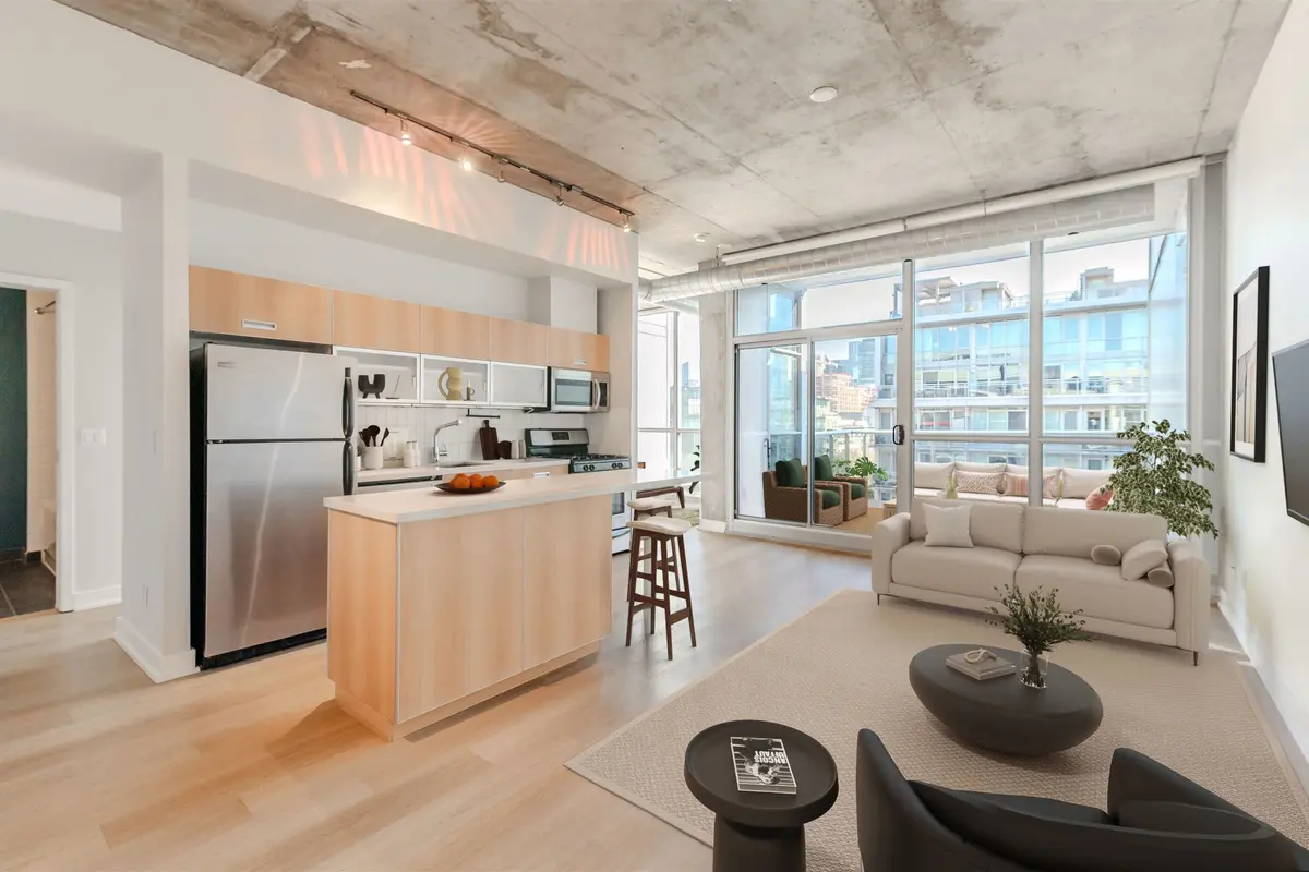 Toronto C01, ON M5V 2P4,60 Bathurst ST #910