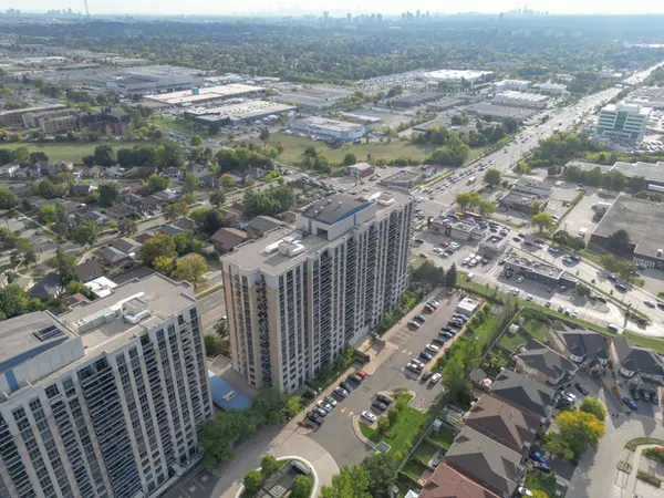 Toronto E04, ON M1P 5C8,18 Mondeo DR #742