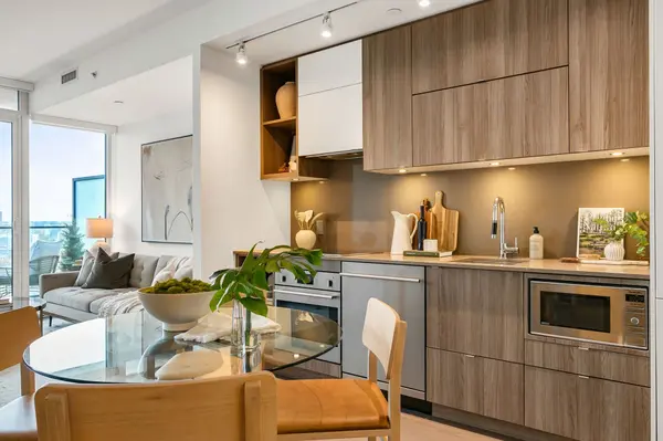 Toronto C01, ON M5V 0M2,125 Peter ST #2504