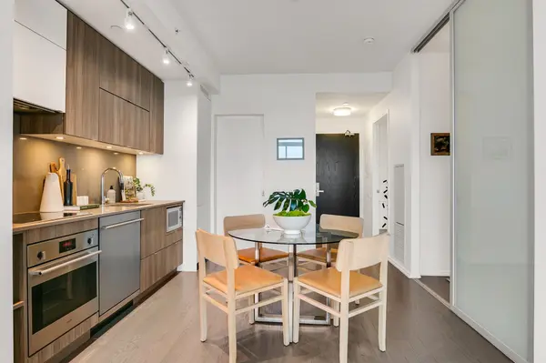 Toronto C01, ON M5V 0M2,125 Peter ST #2504