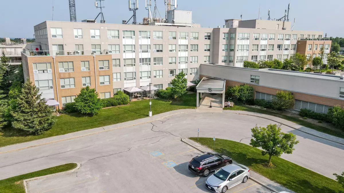 Barrie, ON L4N 0M3,90 Dean AVE #101
