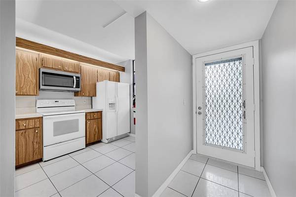 Davie, FL 33324,1713 Whitehall Dr #103