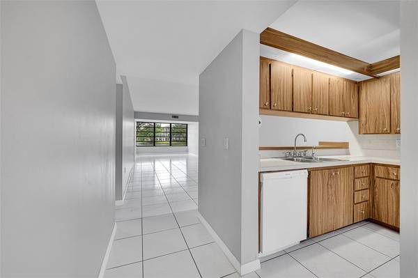 Davie, FL 33324,1713 Whitehall Dr #103