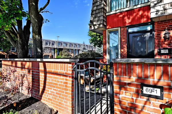 Toronto C12, ON M2P 2A3,69 Upper Canada DR #1