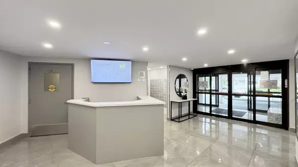 Toronto C11, ON M3C 3A3,10 Edgecliffe Golfway #1806