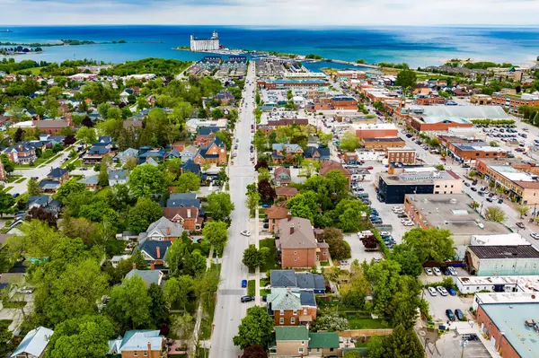 Collingwood, ON L9Y 2P2,234 Pine ST