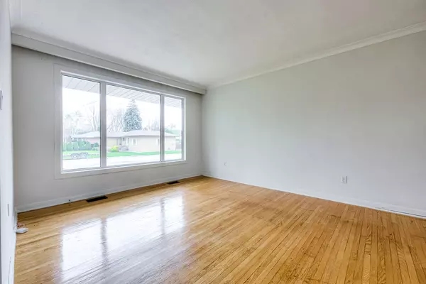 Oakville, ON L6L 4T4,530 Lees LN
