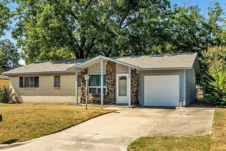 529 Livingston Drive, Hurst, TX 76053