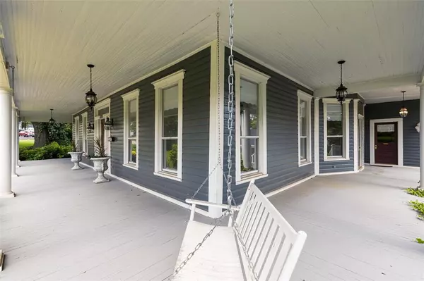 Henderson, TX 75652,305 E Main