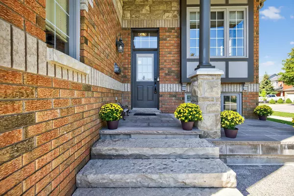 Aurora, ON L4G 7E5,2 Hadley CT