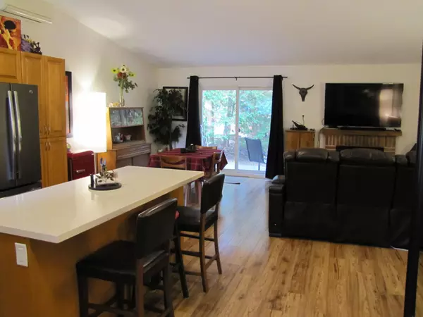 Collingwood, ON L9Y 5B4,11 HARBOUR ST W #341