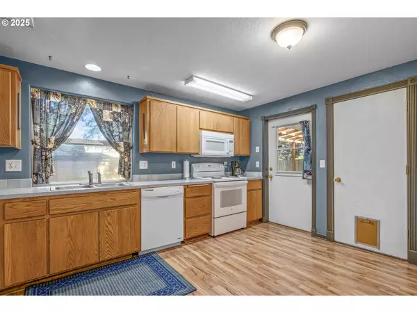 Newberg, OR 97132,909 W CHARLES ST