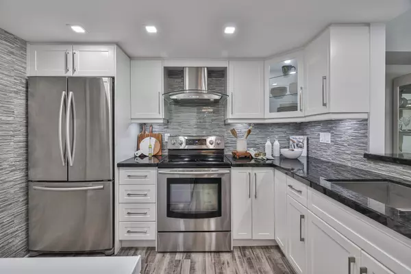 Toronto C07, ON M2R 3V8,10 Torresdale AVE #806